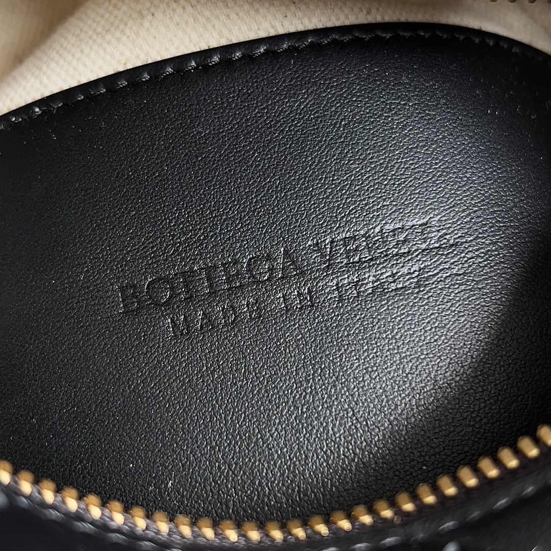 Batch 1360 BOTTEGA VENETA 2024 new loop is here! ! Many girls who like BV have owned the Loop bag. It has a simple appearance, classic weaving, and a compact and lightweight bag shape. This innovation continues the "camera bag" shape. Unlike the traditional Loop bag, which can only be worn as a crossbody bag, this innovation It can be carried by hand or cross-body, satisfying both the concave shape and daily needs. The oversized buckle can be folded and used as a handle. The sultry heat in summer ☀️ usually reduces people's desires. Having a lightweight bag will greatly enhance the happiness of traveling🫧 Style number: 796615 Size: 19*12*9cm